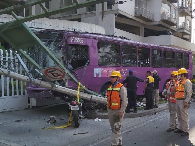Camión de pasajeros choca en la colonia Portales; deja 21 lesionados