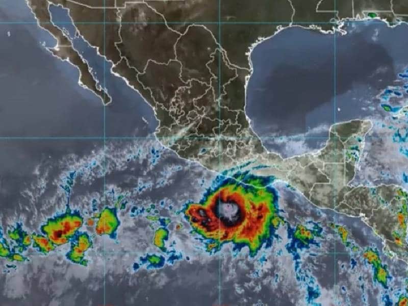 Huracán Agatha podría tocar costas de Oaxaca en las próximas 12 horas
