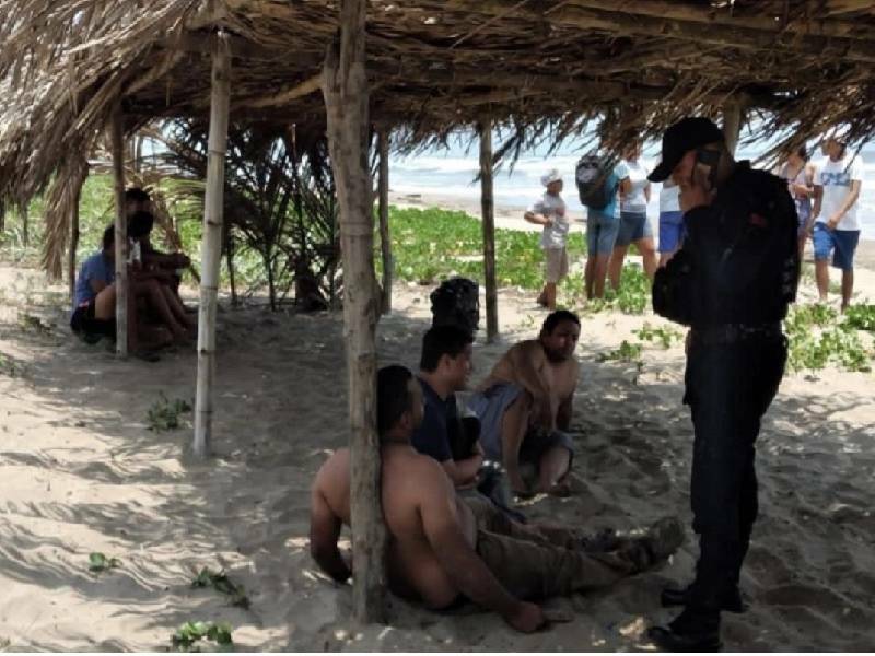 Naufraga lancha con migrantes en costas de Veracruz; recatan a cuatro, así como a tres fallecidos