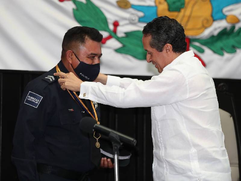 Carlos Joaquín entregó la medalla al Mérito Policial en reconocimiento a la labor en favor de la sociedad