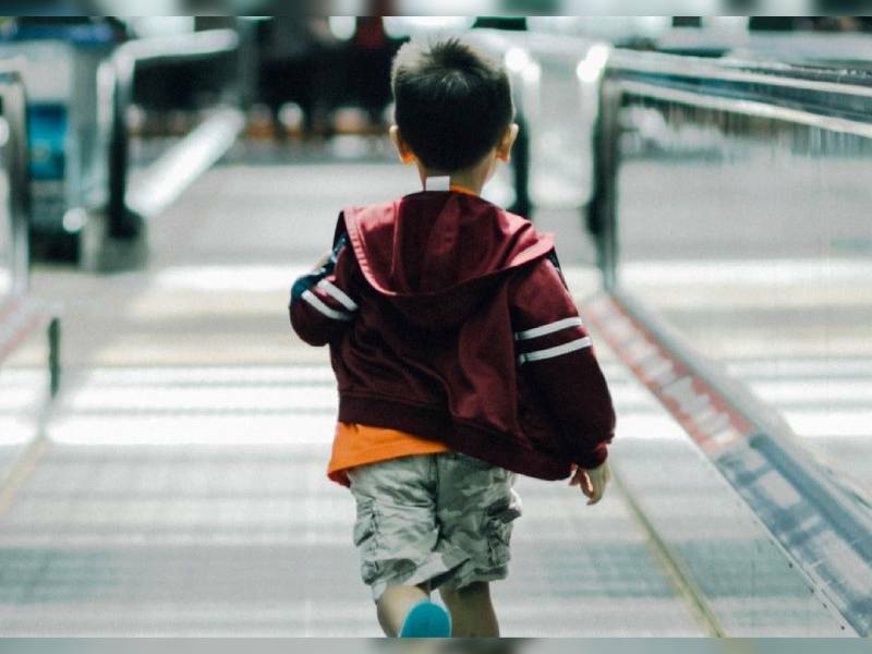 Niño de 10 años cruza solo 7 controles de seguridad en aeropuerto