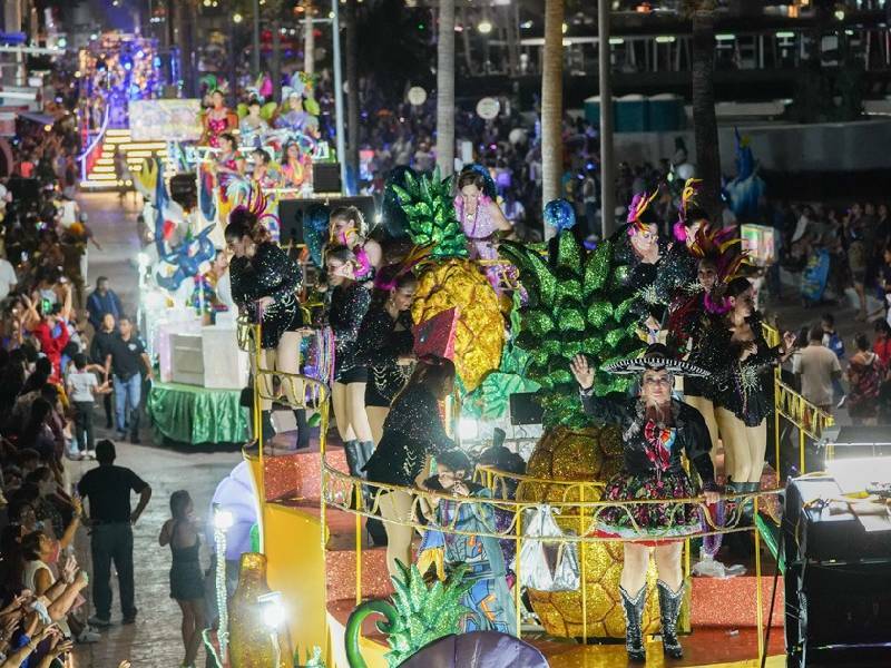 Cozumeleños y visitantes gozan último Paseo del Carnaval 2022