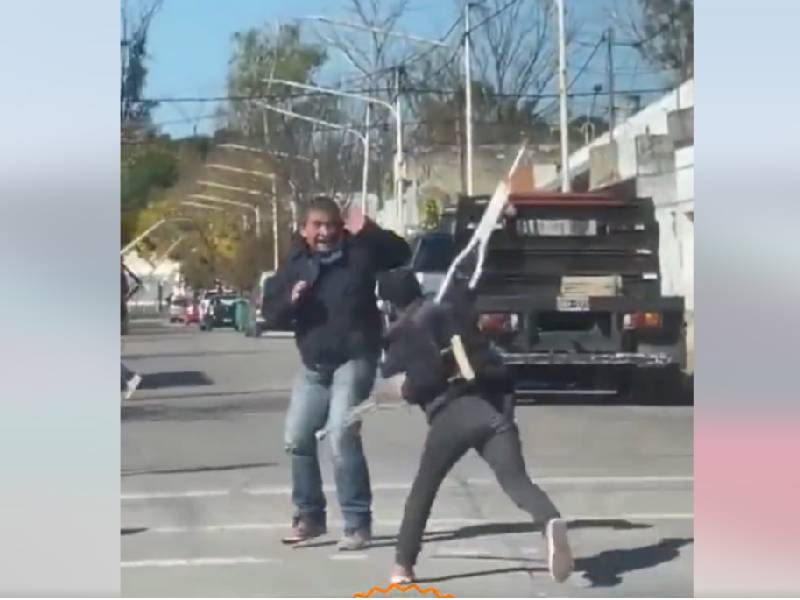 Video: ¿Milagro?; estafa de hombre en muletas queda expuesta en pelea