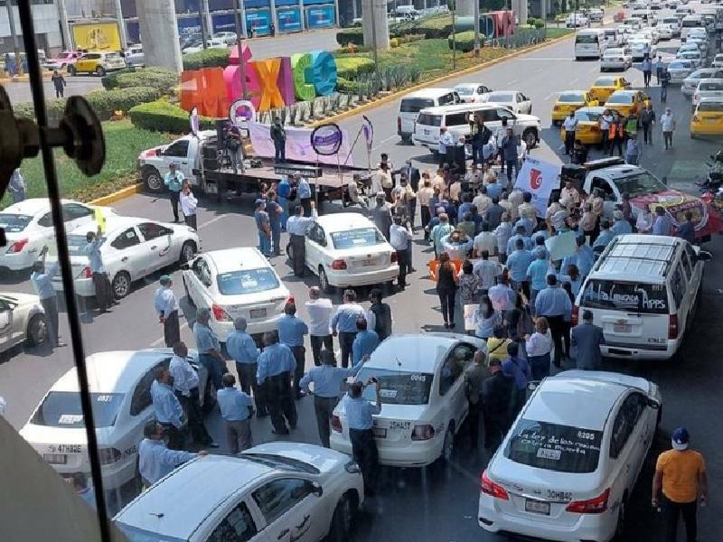 Taxistas bloquean accesos a las terminales del AICM