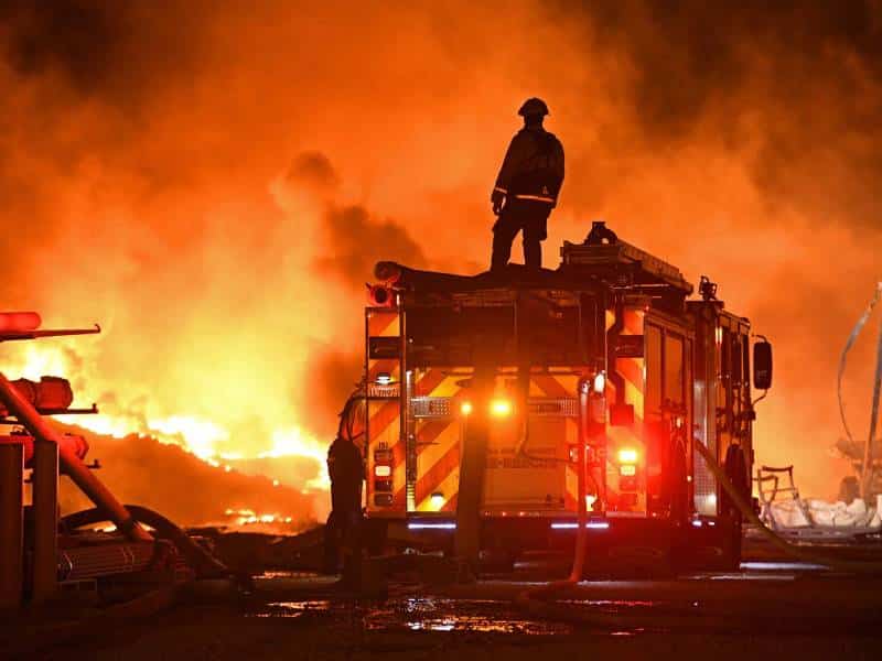 Por incendios, miles de evacuados en California