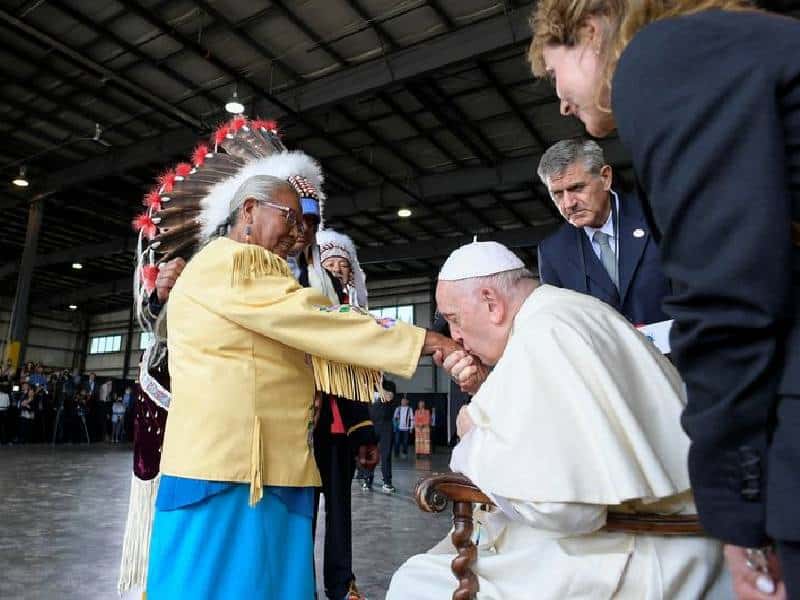 El papa llega a Canadá para disculparse por abusos de la Iglesia contra indígenas