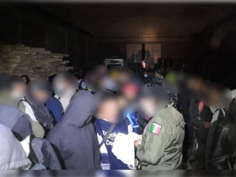 Rescatan a 225 migrantes de bodega en el Edomex