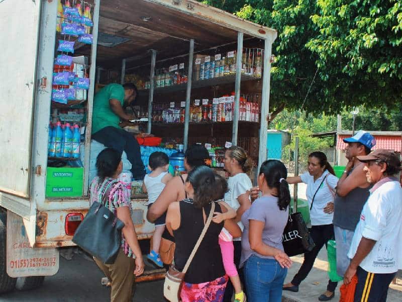 Llevan productos básicos a irregulares