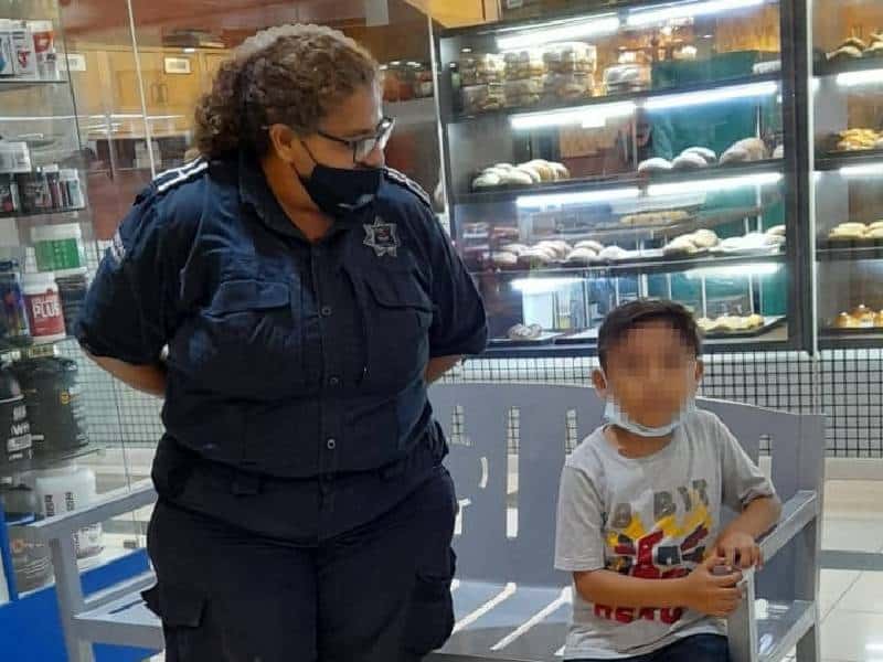Menor se le pierde a sus papás en Plaza comercial de Cancún, lo encuentran policías