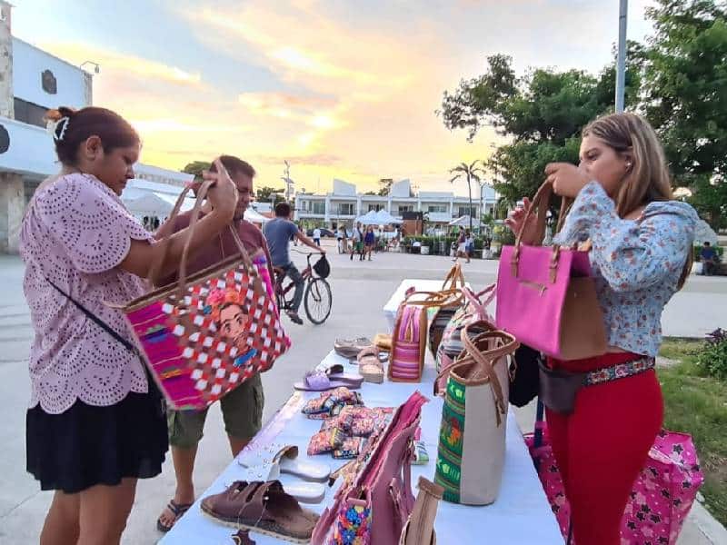 Mujeres emprendedoras exponen sus productos en Tulum