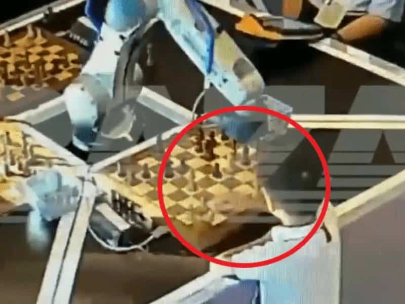 VIDEO: Robot le fractura el dedo a un niño en partida de ajedrez