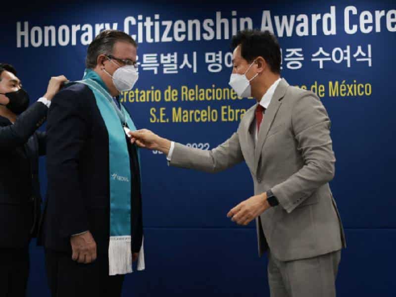 Nombra Seúl como ciudadano honorario a Ebrard