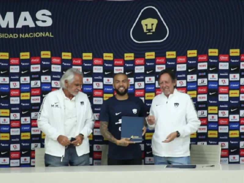 ¡Oficial! Dani Alves firma contrato y se convierte en jugador de los Pumas