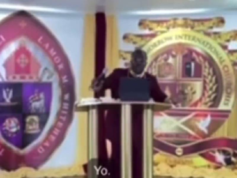 Video: Asaltan a pastor ¡en plena misa!; le roban un millón en joyas