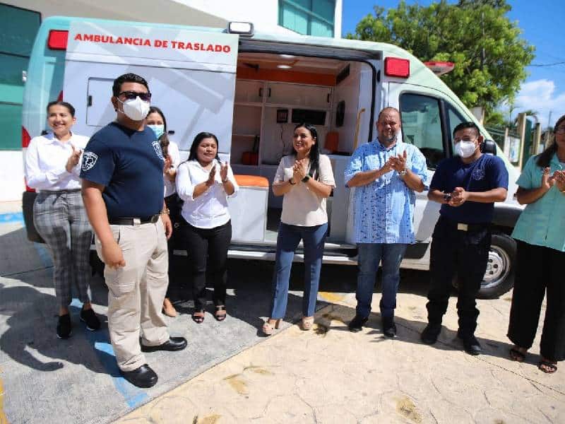 Entregan ambulancia equipada en Puerto Morelos