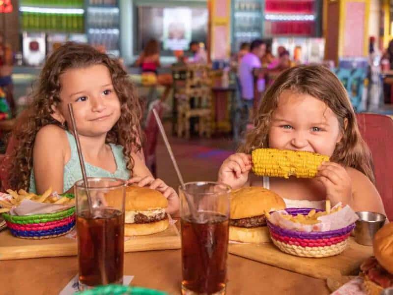 Los mejores lugares para salir a comer con niños en Cancún