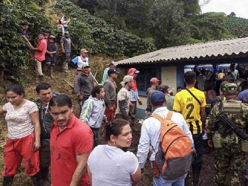 Ocho niños atrapados por alud de tierra sobre una escuela rural en Colombia