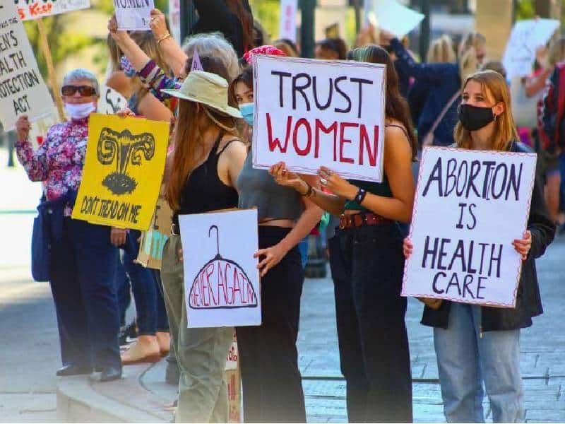 Eurodiputados piden incluir aborto a derechos fundamentales