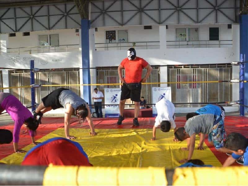 El “Sagrado” comparte conocimientos con niños, jóvenes y luchadores amateurs de Playa del Carmen