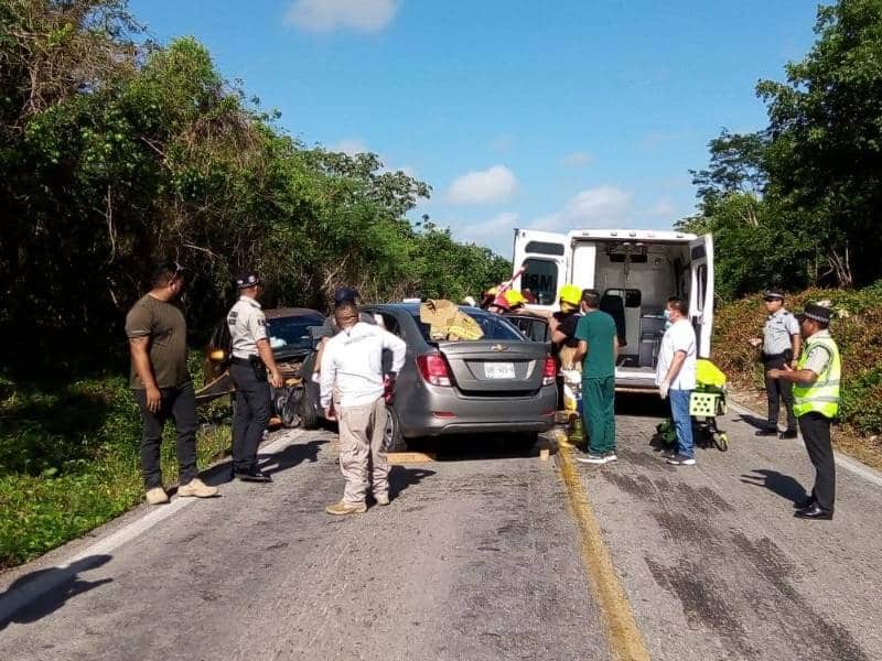 Colisión de frente entre dos vehículos compactos en Lázaro Cárdenas