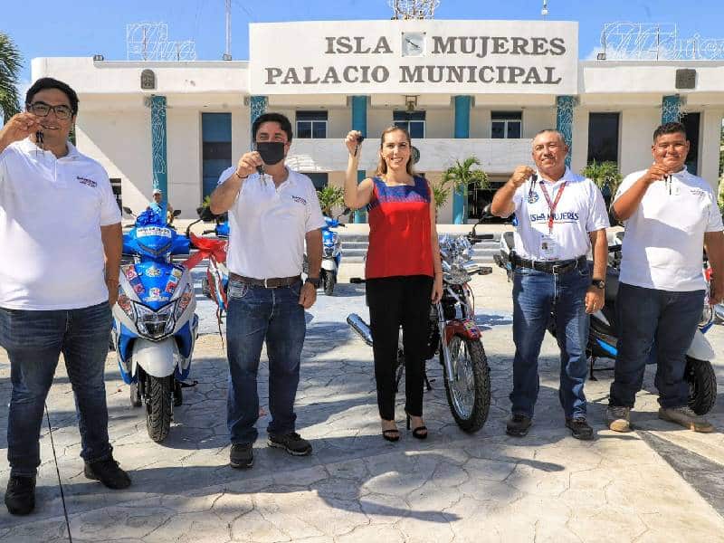Fortalecen las áreas operativas del ayuntamiento con entrega de motocicletas