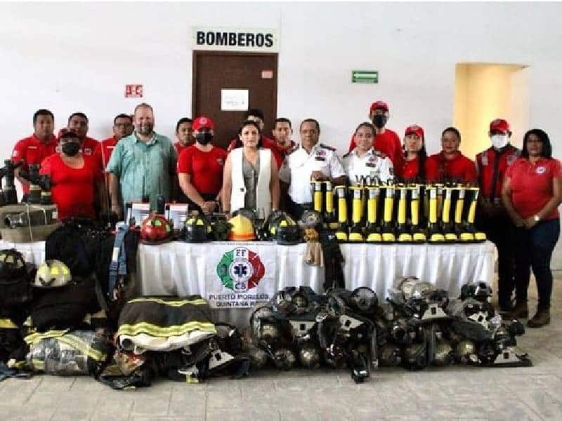 Reconocen labores a bomberos de Puerto Morelos
