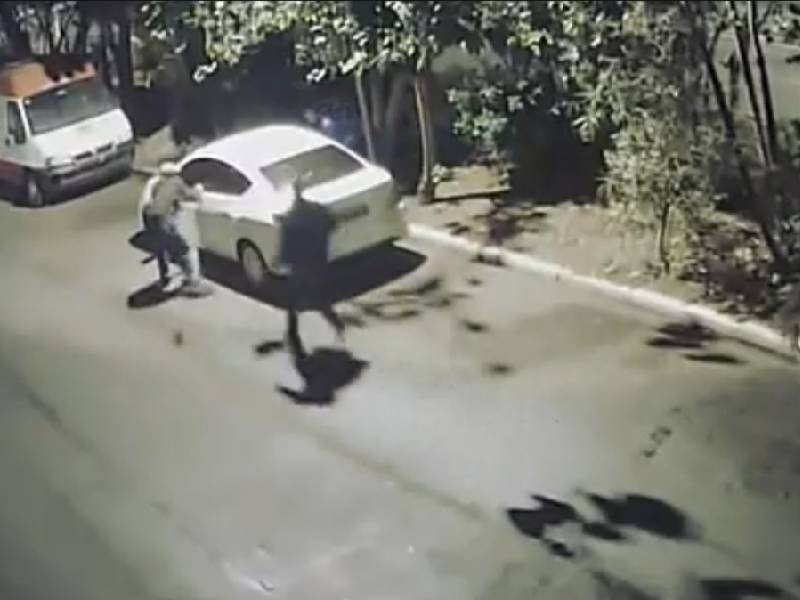 Video. Pareja sufre asalto mientras mantenía relaciones en su auto