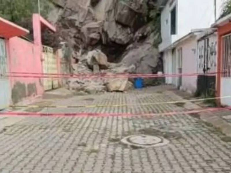 Reportan derrumbe de rocas en Santa María Tulpetlac, en Ecatepec