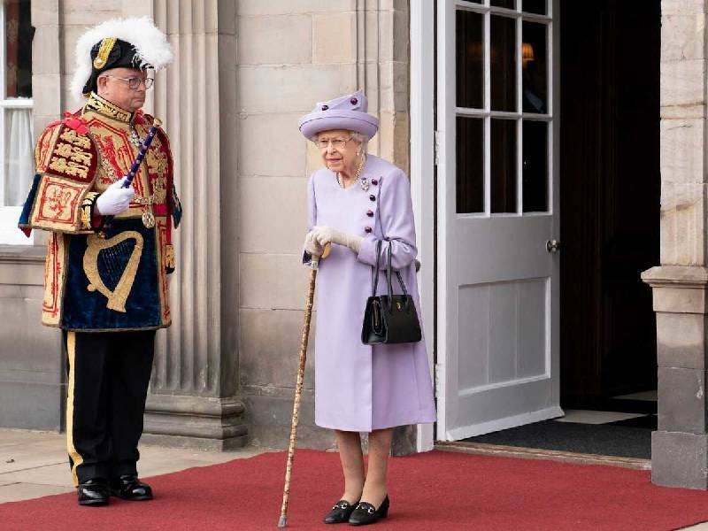 La reina Isabel II está bajo supervisión médica en su castillo de Balmoral
