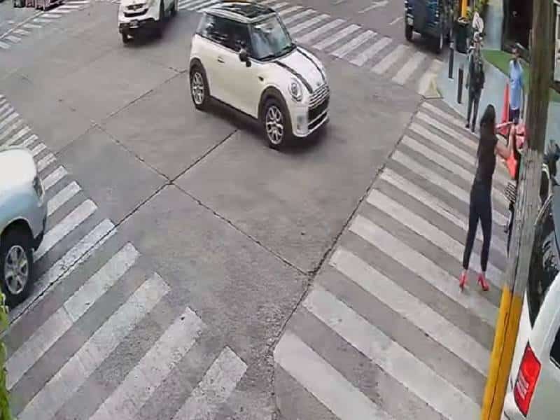 Video. Mujer es víctima de unos Rappi ladrones mientras cruzaba una calle