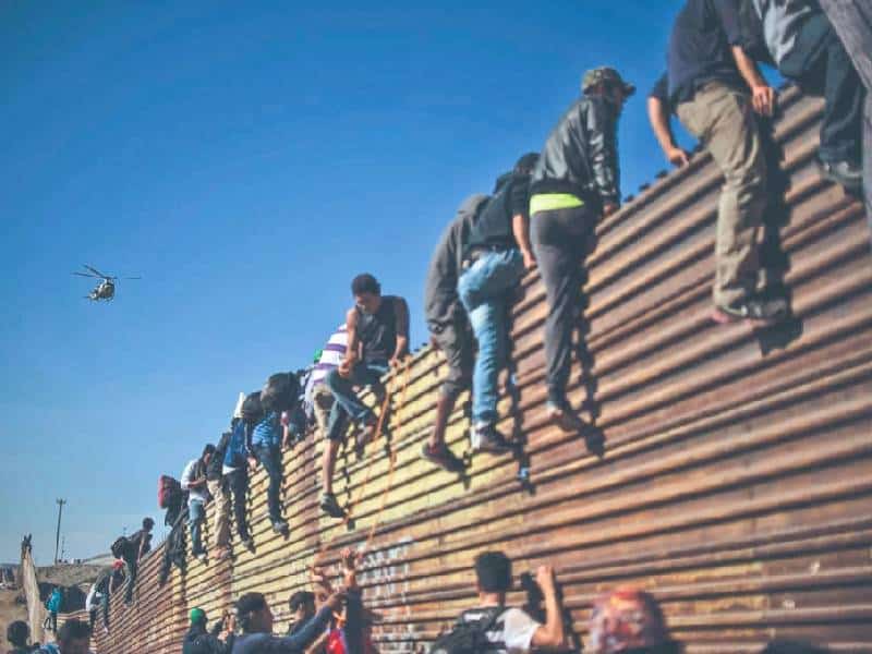 Cae red que traficaba a migrantes en cajas y maletas de México a EU