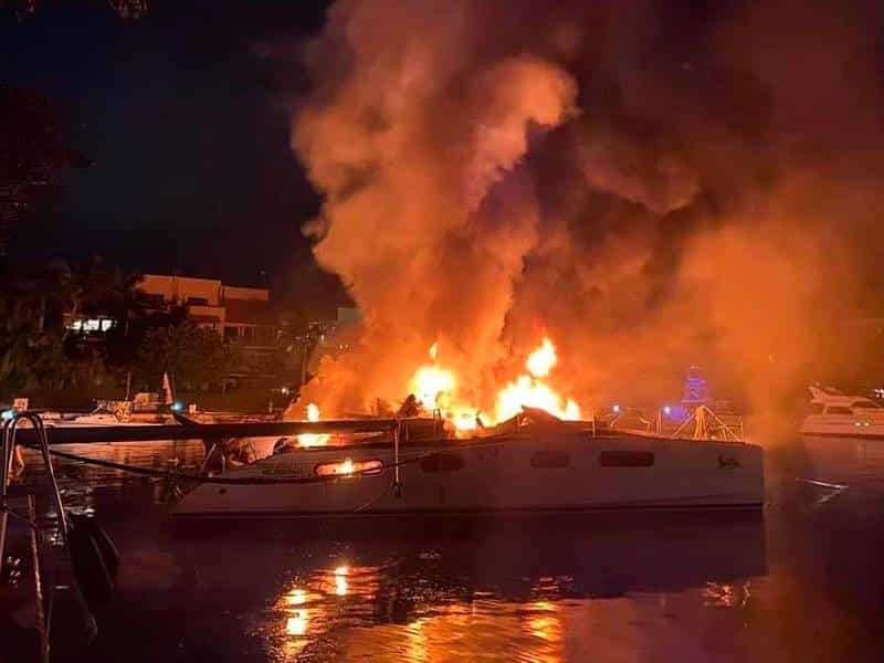 Incendian dos catamaranes en el complejo residencial Puerto Aventuras