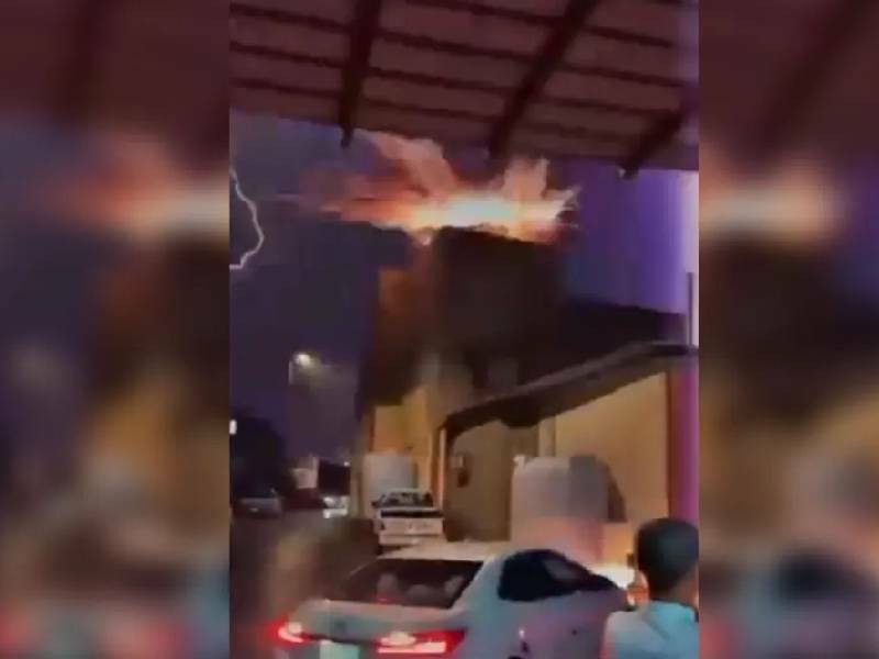 Video. ¡Impactante! Rayo cae sobre el techo de una casa