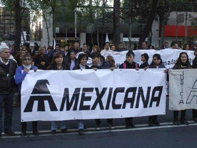 Ofrece AMLO ayudar a trabajadores de mexicana de aviación