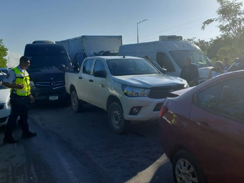Carambola en entronque carretero genera caos vial en una de las salidas de Cancún