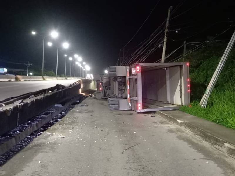 Camión de carga cae del puente vehicular de Puerto Aventuras.