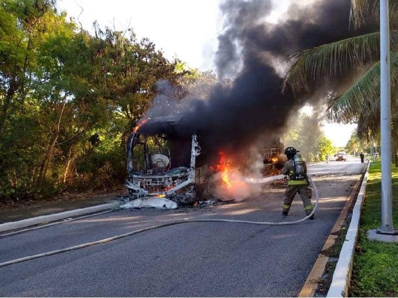 Se incendia autobús en la zona hotelera de Cancún