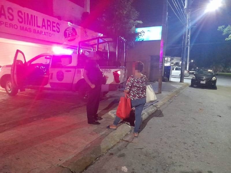 Policía Quintana Roo asiste a mujer presunta víctima de violencia familiar