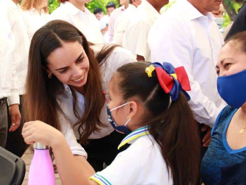 Ana Patricia Peralta constata avances de vacunación contra covid-19 para niños en Cancún