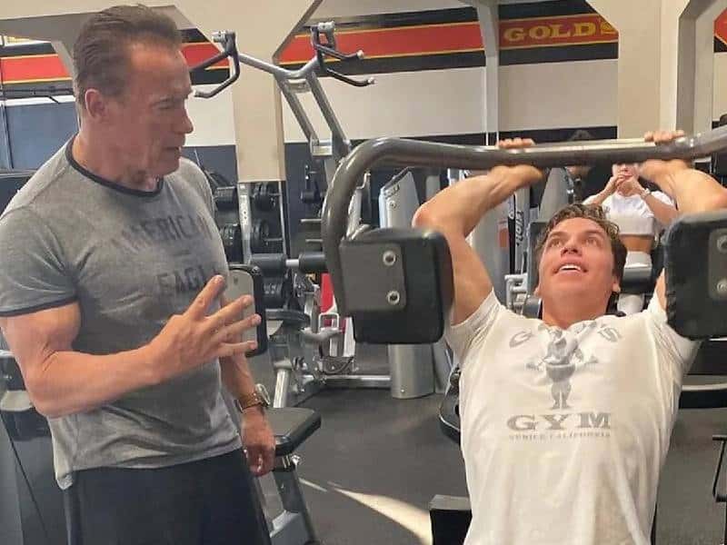 Arnold Schwarzenegger hace sesión de entrenamiento personal para caridad