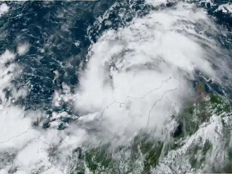A menos de 750 kilómetros de Chetumal, “Julia” pasa de huracán a tormenta tropical