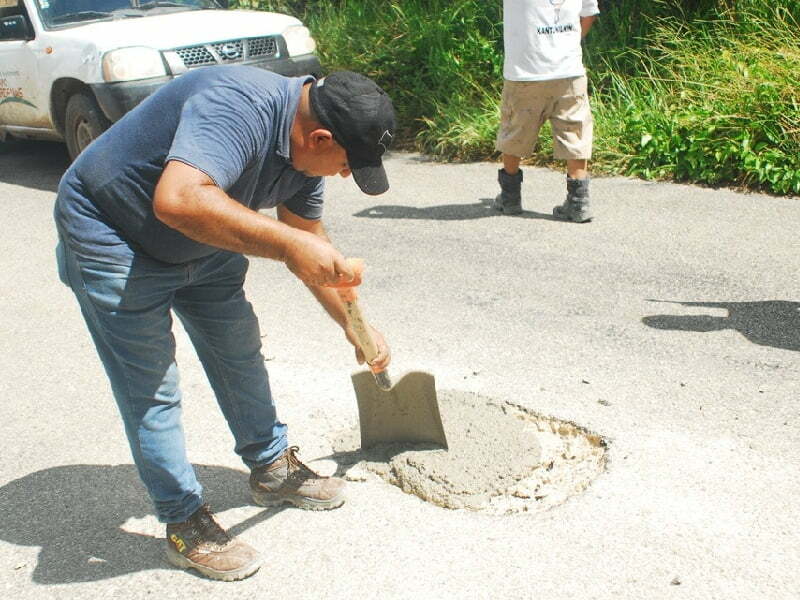Funcionarios de Lázaro Cárdenas bachean carreteras en mal estado por "voluntad propia"