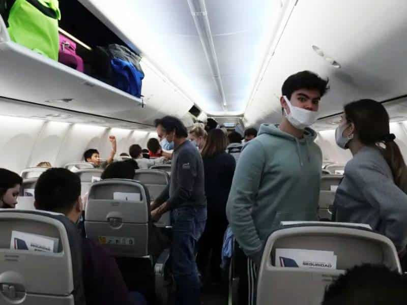 ¿Qué opinan los viajeros de la cancelación del cubrebocas en los aviones?