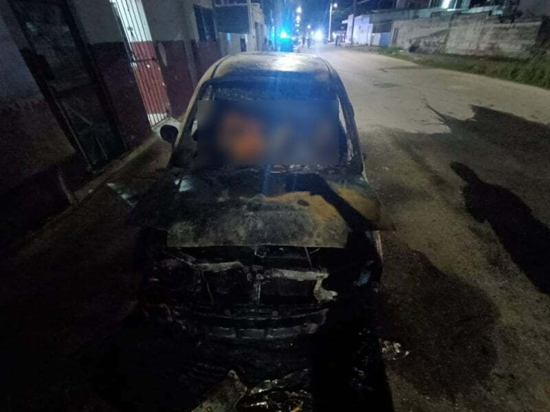 Lanzan bombas incendiarias a un auto particular en Cozumel