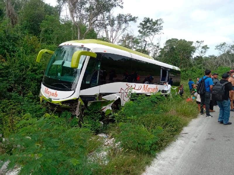 Autobús Mayab se sale de la carretera en el Km 150 de Jose María Morelos