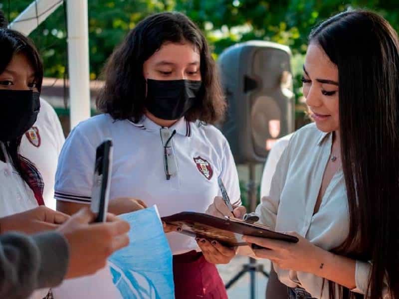 Alcaldesa de Carrillo Puerto entrega domo deportivo a estudiantes de secundaria