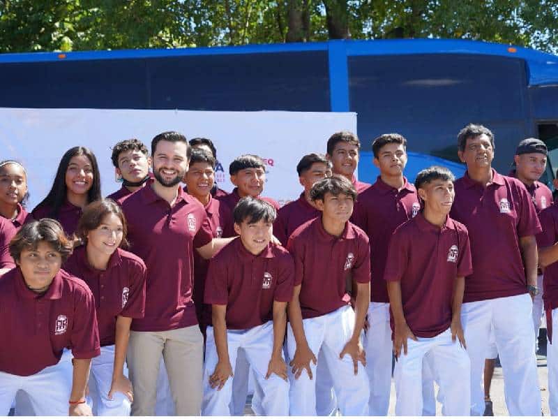 Atletas de Quintana Roo estrenan colores en sus uniformes oficiales
