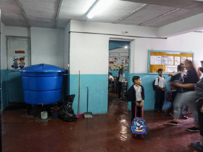 Captan agua pluvial contra el desabasto en Venezuela