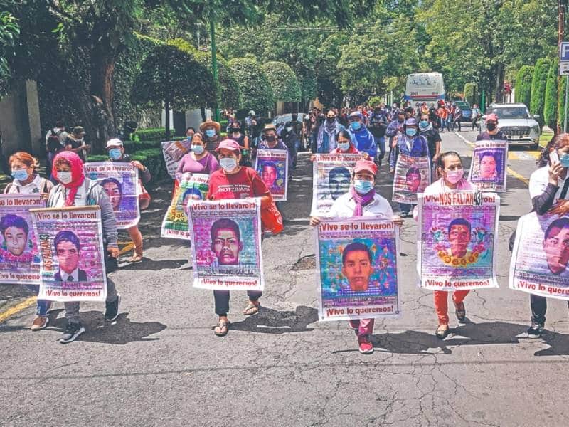 AMLO se reúne con los padres de los 43 normalistas de Ayotzinapa