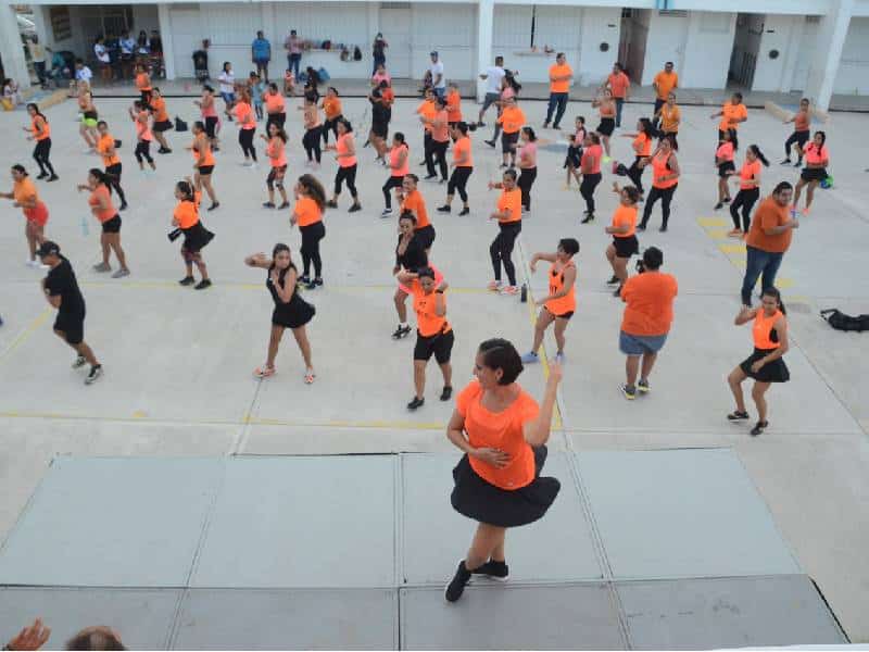 Por el “Día Naranja” realizan macro clase de baile en colonia de Playa del Carmen